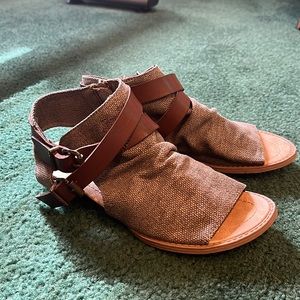 Like new - Blowsfish sandals size 6